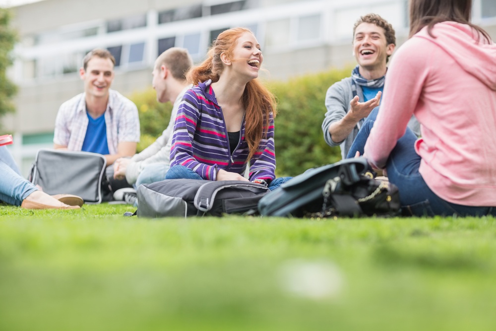 Group_of_young_college_students_sitting_in_the_park